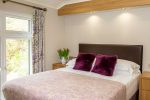 otter-lodge-master-bedroom-with-kingsize-bed