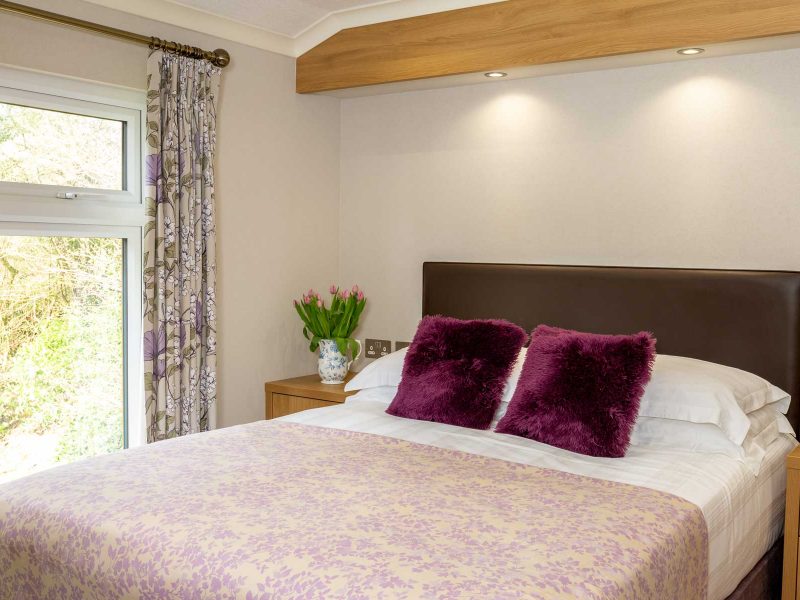 otter-lodge-master-bedroom-with-kingsize-bed